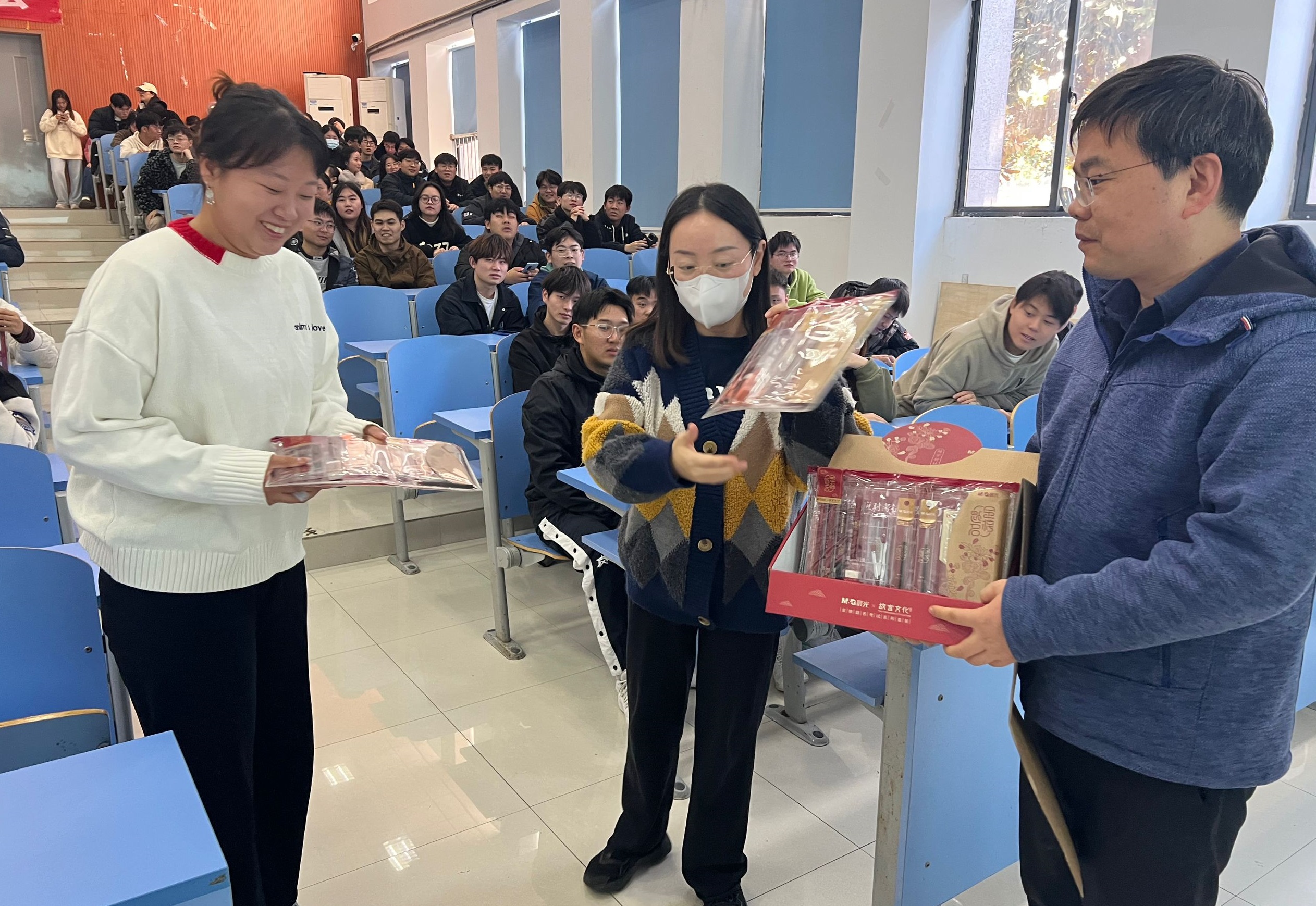 发放考研大礼包.jpg