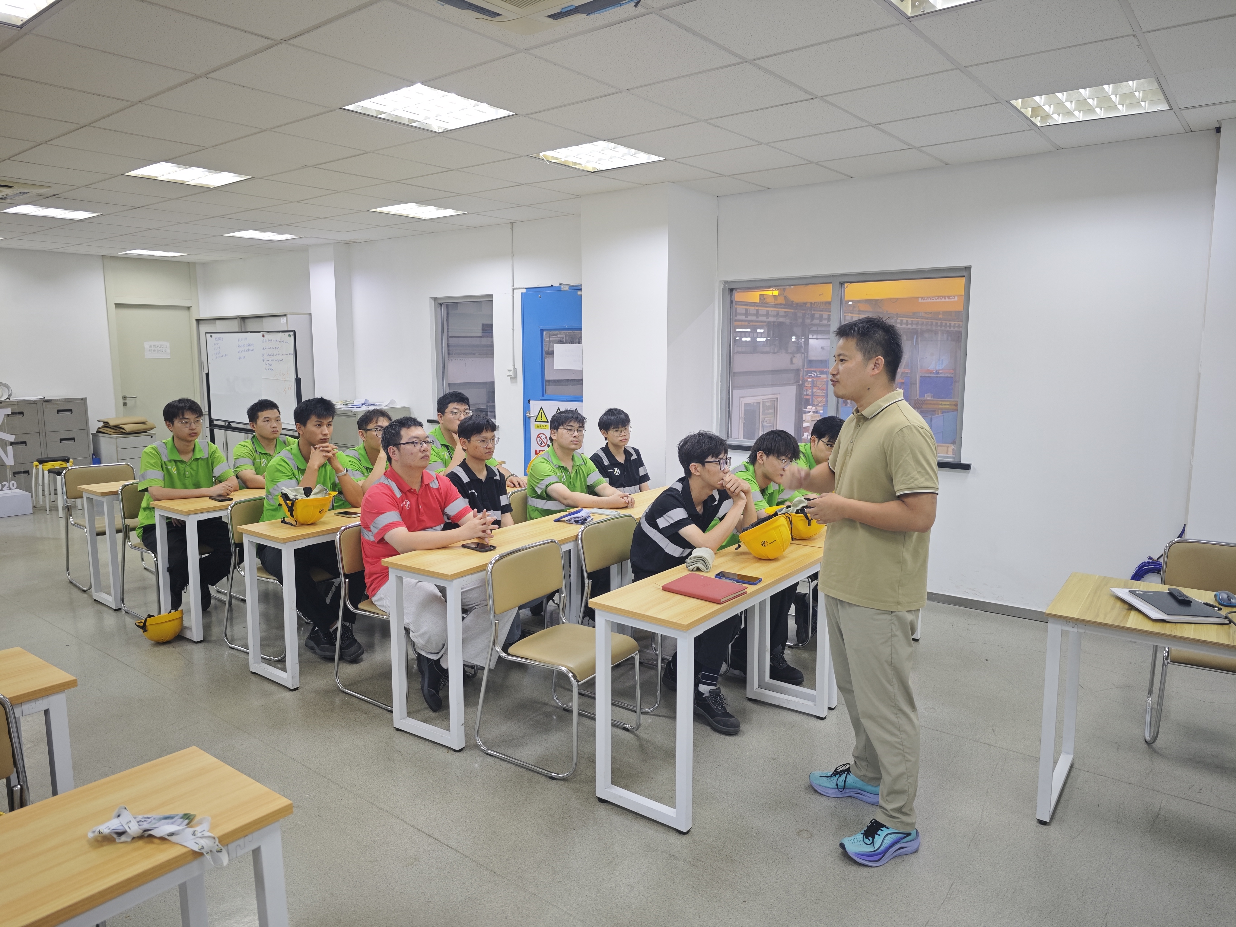 与实习学生交流现场.jpg