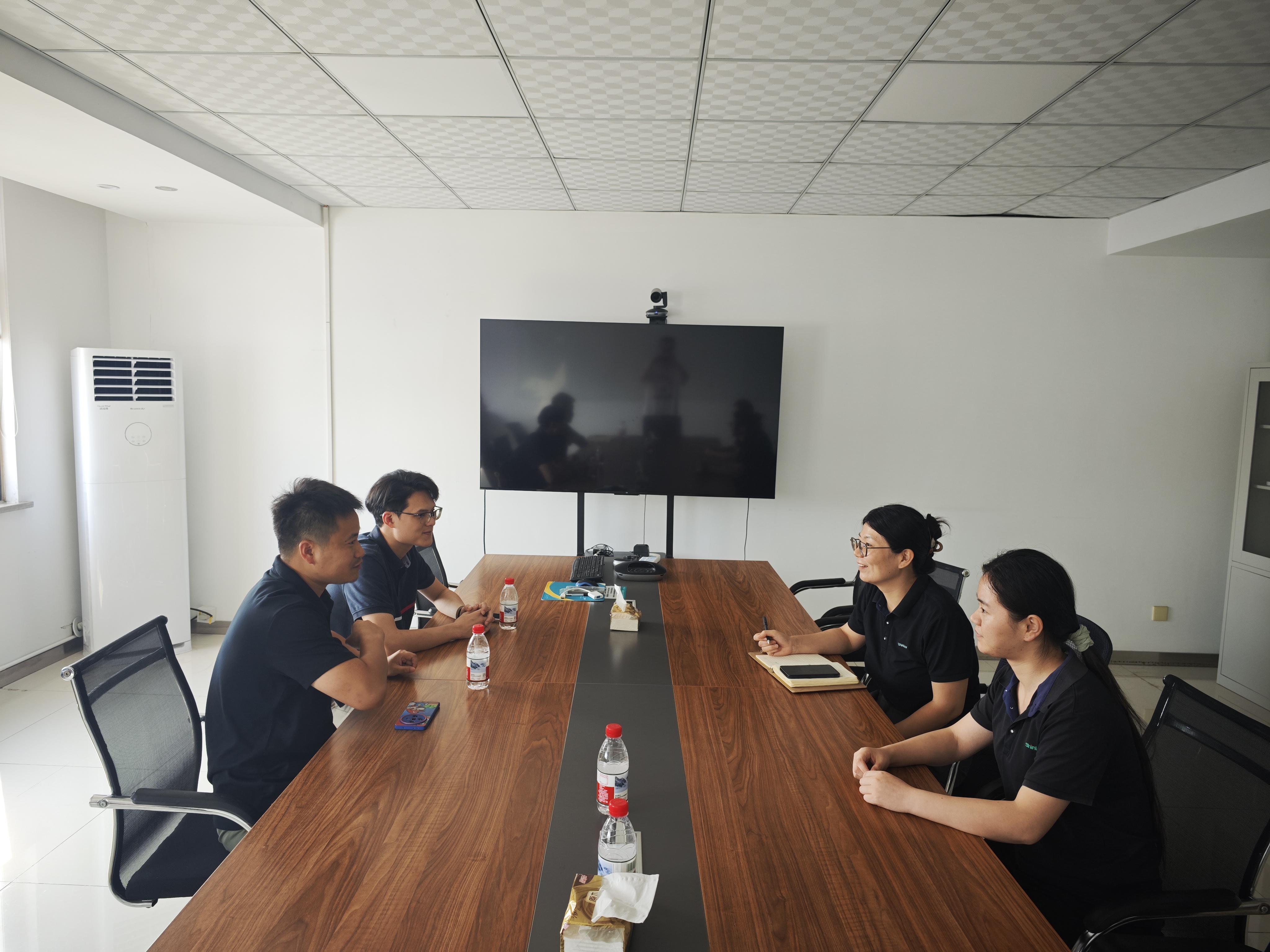 与企业负责人交流.jpg