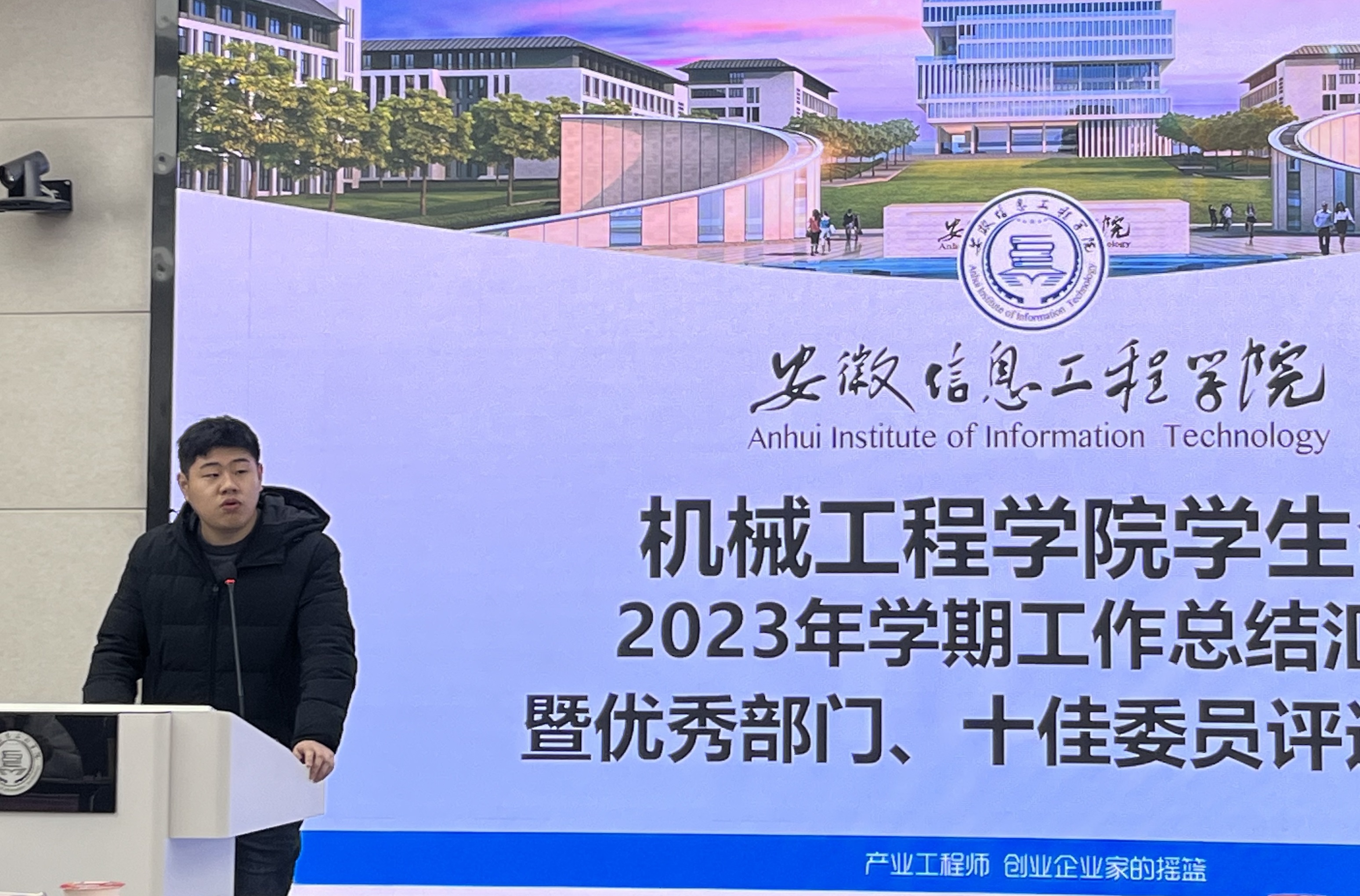 何东伟.jpg 何东伟.jpg